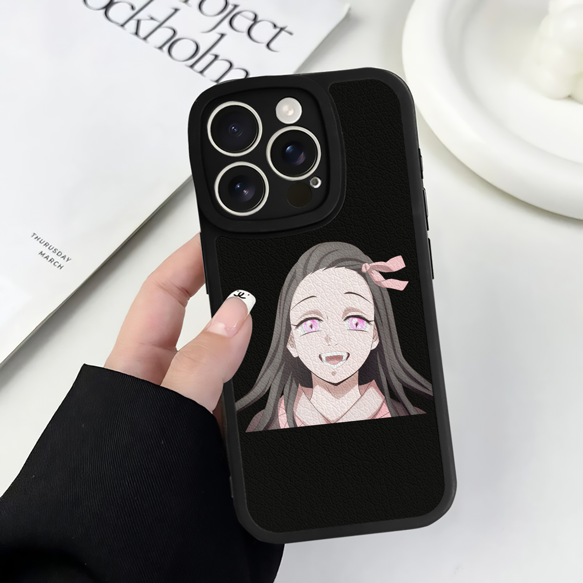 （画像用） 鬼滅の刃（きめつのやいば）竈門 禰󠄀豆子／かまど ねずこ Kamado Nezuko 【iPhone 16シリーズ対応】シリコンスマホケース（レザー調） 材質：シリコン